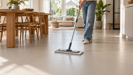 Gietvloer schoonmaken met een vlakmop voor een egaal resultaat zonder strepen.