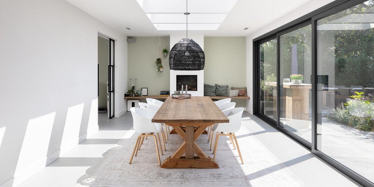 Lichte woonkeuken met betonkleur PU-gietvloer van creative floors